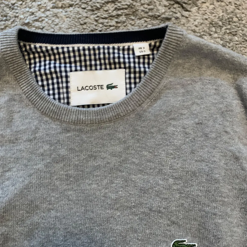 Stickad snygg Lacoste crewneck/tröja. Mycket bra skick och skön som fan. Inga fel på den. . Hoodies.