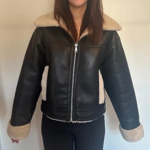  vinter/höstjacka - En snygg och varm jacka till höst och vinter. Den är fodrad på insidan och därför väldigt varm och skön. Storlek 36 men skulle säga att den passar både 34 och 38 beroende på hur man vill att den ska sitta. 