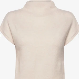 Vit stickad t-shirt  - Säljer denna vita stickade t-shirt från Lindex. Aldrig använd och jätte mjuk, perfekt till höst och vinter💖skriv för mer frågor