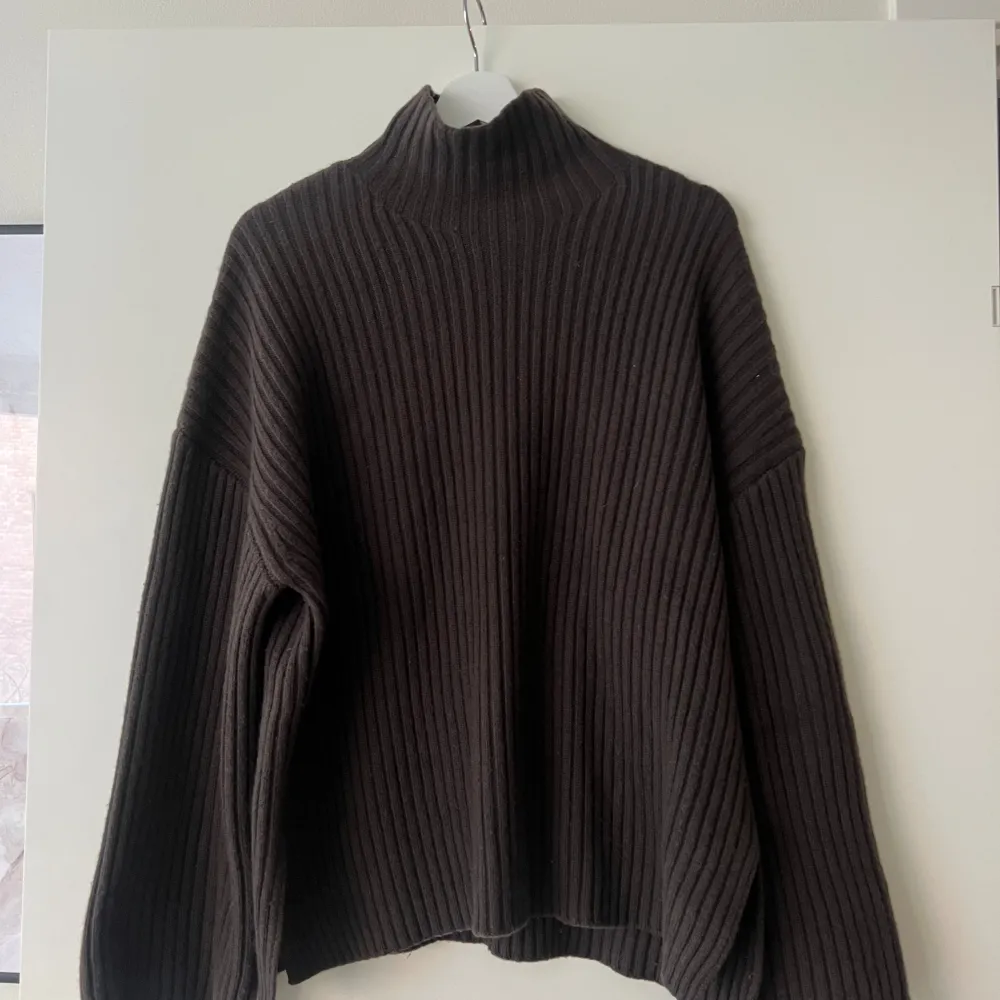 Soft Goat ribbed turtleneck, 100% cashmere, en mörkbrun färg med lagom hög turtleneck och lite smått vida ärmar. Otroligt fin och färgen är underbar! Använd några få gånger och är i super fint skick!  Storlek S - Passar en också M  Nypris 3995kr. Stickat.