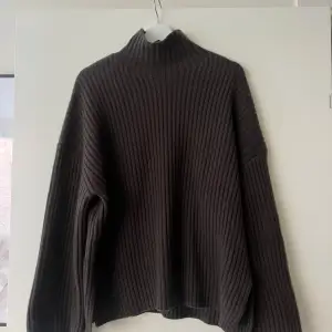 Soft Goat ribbed turtleneck, 100% cashmere, en mörkbrun färg med lagom hög turtleneck och lite smått vida ärmar. Otroligt fin och färgen är underbar! Använd några få gånger och är i super fint skick!  Storlek S - Passar en också M  Nypris 3995kr