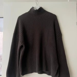 Soft Goat turtleneck, storlek S - Soft Goat ribbed turtleneck, 100% cashmere, en mörkbrun färg med lagom hög turtleneck och lite smått vida ärmar. Otroligt fin och färgen är underbar! Använd några få gånger och är i super fint skick!  Storlek S - Passar en också M  Nypris 3995kr