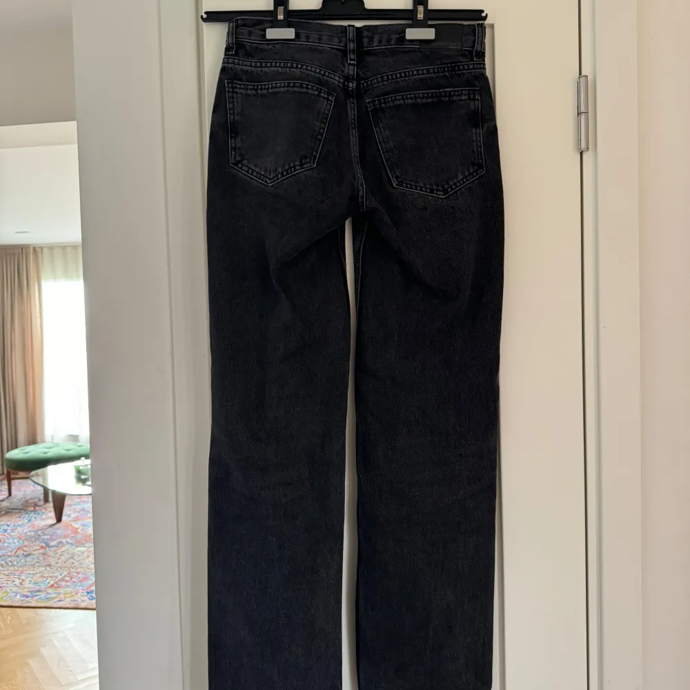 Ett par lågmidjade raka jeans från Gina Tricot. Använda några få gånger och är i nyskick💕💕. Jeans & Byxor.