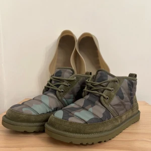 Helt nya skor och beige skoinlägg från UGG strl 42/43 - Helt nya skor och beige skoinlägg från UGG  Aldrig använt  storlek 42 eller 43 (29-30 cm) ordinarie pris 2300kr för skorna och 800kr för skoinlägget (3100 kr för båda på uggs hemsida)