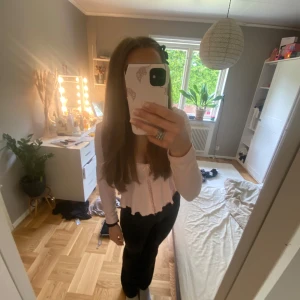 Lace detail top gina - Säljen denna jätte söta toppen eftersom den inte kommer till användning längre💕fint skick, använd ca 4 gånger!!💕