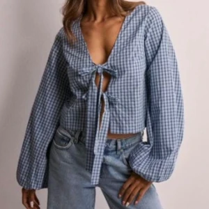 Blus - Säljer min blus , använd 1 gång. Superfin men den komer inte längre till användning. 