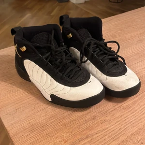 Jordan jumpan pro - Säljer ett par Jordan jumpan pro. Helt okej sick men färgen har suddats bort lite på bredsidan av skorna. Andvända 2 månader. 