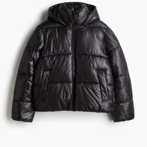 Svart pufferjacka med huva - Säljer en snygg svart pufferjacka i syntetmaterial. Den är inte använd många gånger💕Perfekt för kalla vinterdagar! 💕