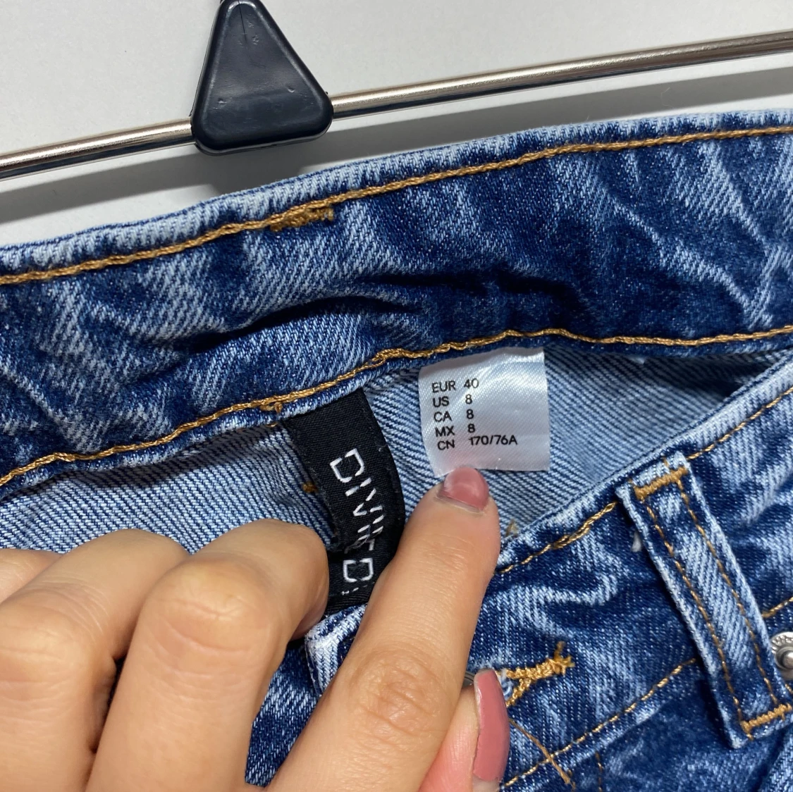 Blå jeans med slitningar - 93