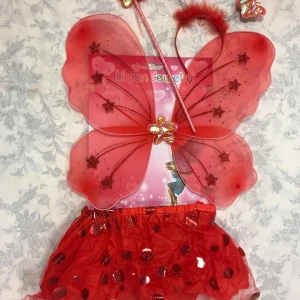 Röd fjärilskostym för barn - Söt röd fjärilskostym för barn med glittriga detaljer. Setet inkluderar vingar, kjol och ett diadem med antenner. Perfekt för maskerad eller lek. Vingarna har stjärnformade paljetter och kjolen är dekorerad med prickar.  Finns fler kvar, samma frakt 125kr/paket  , 3 år + 