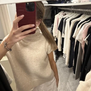 Beige ärmlös polotröja - Säljer en superfin beige ärmlös polotröja i mjukt material. Den är helt oanvänd och passar perfekt nu till hösten. 💕