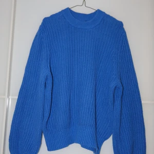 Blå stickad tröja - Säljer en superfin blå stickad tröja som är perfekt för kyliga dagar. Den har en mysig och varm känsla med långa ärmar och en ribbad struktur. Passar perfekt till både jeans och kjol. Perfekt för höst och vinter!
