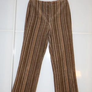 Randiga manchesterbyxor från Principles - Säljer ett par snygga randiga manchesterbyxor från Principles i petite-storlek. Byxorna har en härlig mix av bruna och beige nyanser och är perfekta för höst och vinter. De har en rak passform och är superbekväma. Perfekta för en stilren vardagslook!