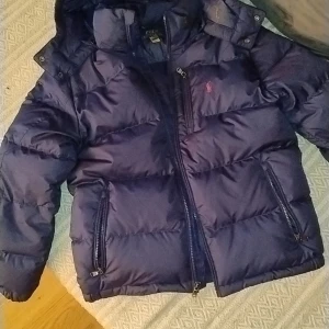 Polo Ralph Lauren  - Säljer nu en jätte fin polo Raulph Lauren jacka som passar barn, runt 12-14 i längden 155-165  Inga hål eller smuts på jackan, ny pris är 5500kr  Mit pris 2000 finns att hämta i Kungsängen eller Fridhemsplan 