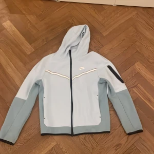 Ljusblå Nike tech fleece - Säljer en snygg Nike tech fleece perfekt för vår och höst de bara och fråga om du vill ha bild eller något annat!