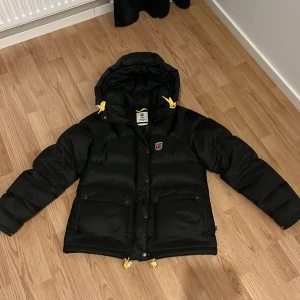 Svart dunjacka från Fjällräven - Säljer min fjällräven jacka eftersom jag vill ha en annan färg 
