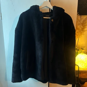 Svart pälsjacka - Otroligt skön och varm pälsjacka💕 Strl M men passar även S. Köpt på vinted men aldrig använd av mig, inga defekter 