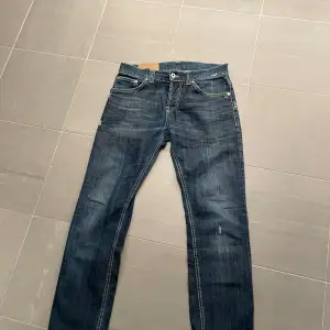 Säljer ett par snygga blå dondup jeans i storlek 32W mitt pris 799kr| ny pris 7000kr