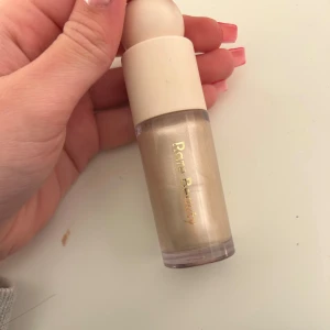 rare beauty highlighter - bara testad då den ej kommer till användning