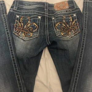 bootcut miss me jeans - Säljer dessa lågmidjade bootcut miss me jeans, köpta för 999, säljer för 600 för de e lite slitna längst ner. Midjemått rakt över är 37cm, skriv om ni vill ha fler bilder ❤️