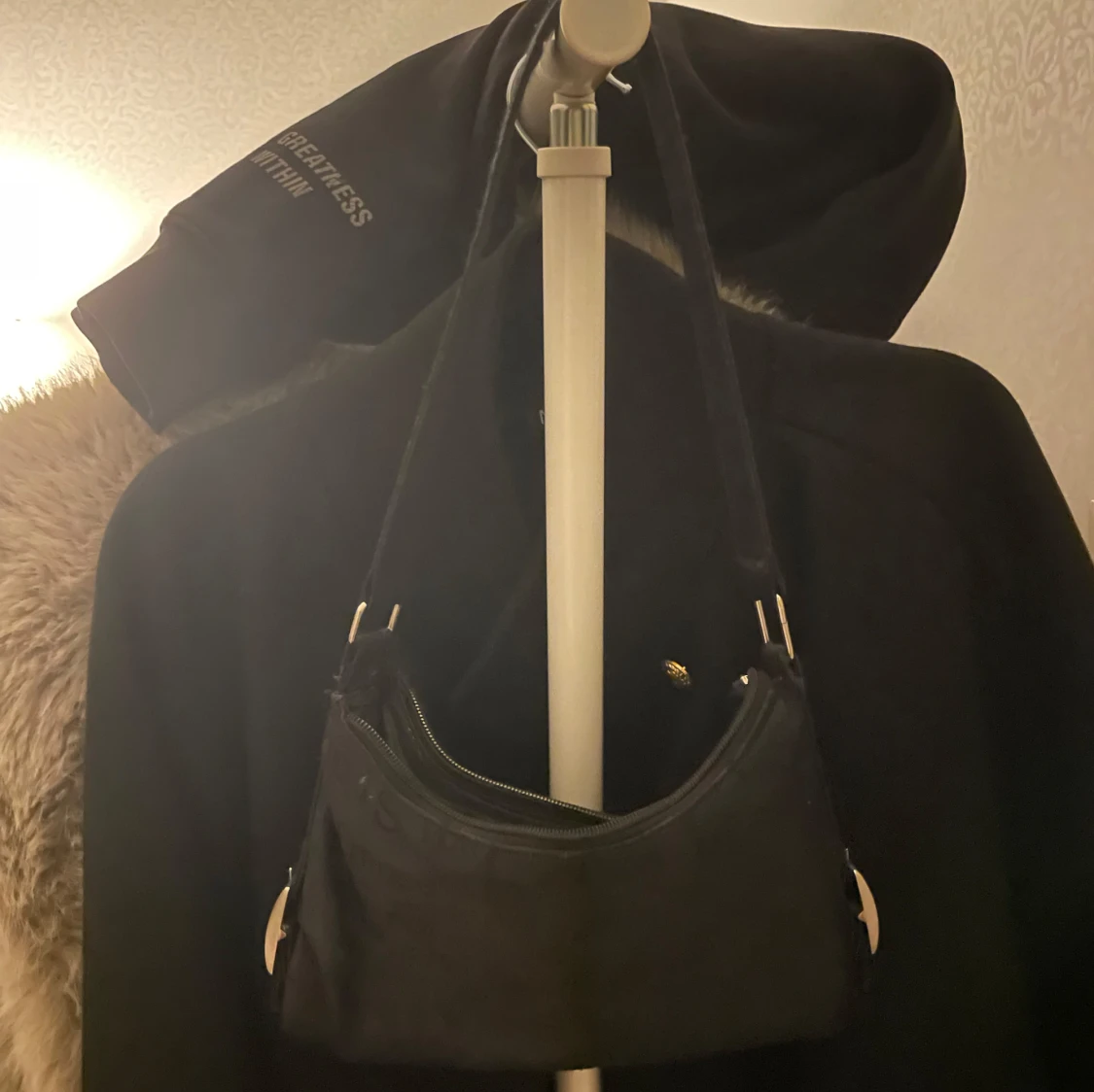 Svart axelväska med textmönster - 92