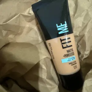 Säljer en Maybelline Fit Me Matte + Poreless foundation i nyansen 120. Perfekt för normal till oljig hud och håller upp till 12 timmar. Ger en matt finish och minimerar porer. Kommer i en smidig tub som är lätt att ta med sig.