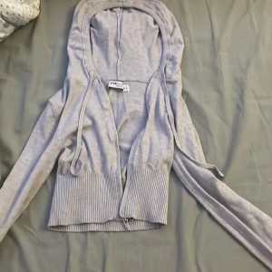 Grå croppad hoodie med dragkedja - Säljer en superfin grå croppad hoodie från PINK. Den har en dragkedja framtill och en mysig huva med snören. Perfekt för en avslappnad stil och passar bra till både jeans och mjukisbyxor. Använd ett fåtal gånger, så den är i mycket bra skick. Perfekt för vår och höst!varm skön mjuk fin gullig och jätte bra jag har haft på mig den 1 gång den e väldigt skön och prisen va 199kr men jag säljer den för 50 kr om ni vill köpa och prata om priset kan vi göra det till 45kr eller 35kr ni kan välja själv❤️❤️