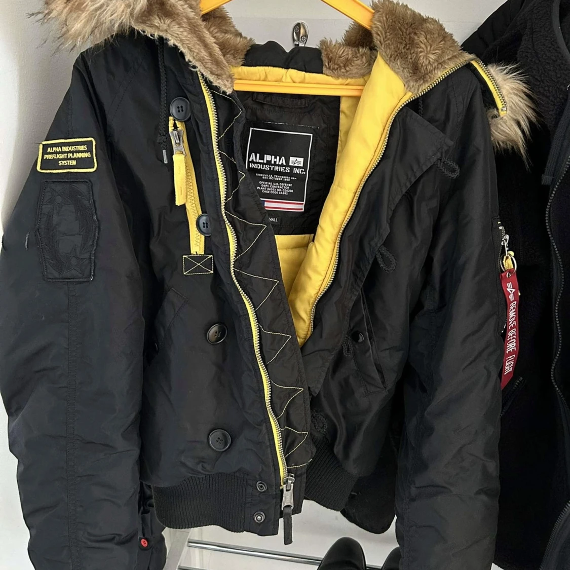 Svart jacka med päls från Alpha Industries - 91