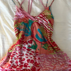 Klänning - Så fin klänning köpt second hand i strl 34! Ej genomskinlig. PM för bättre bilder!💓