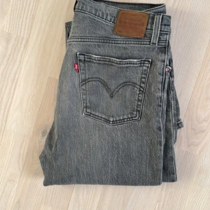 Grå Levis 501 jeans - Säljer ett par klassiska grå Levis 501 jeans i mycket bra skick. De har en straight passform och är tillverkade i slitstarkt denim. Perfekta för både vardag och fest! 🖤stl 29/32