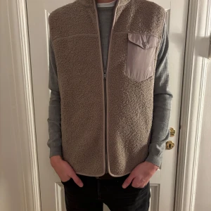 Beige fleeceväst - Säljer en skitsnygg fleeceväst från märket Bondelid. Nypris 1149kr säljer för endast 499kr. Västen är i riktigt bra skick. Hör av dig vid frågor!