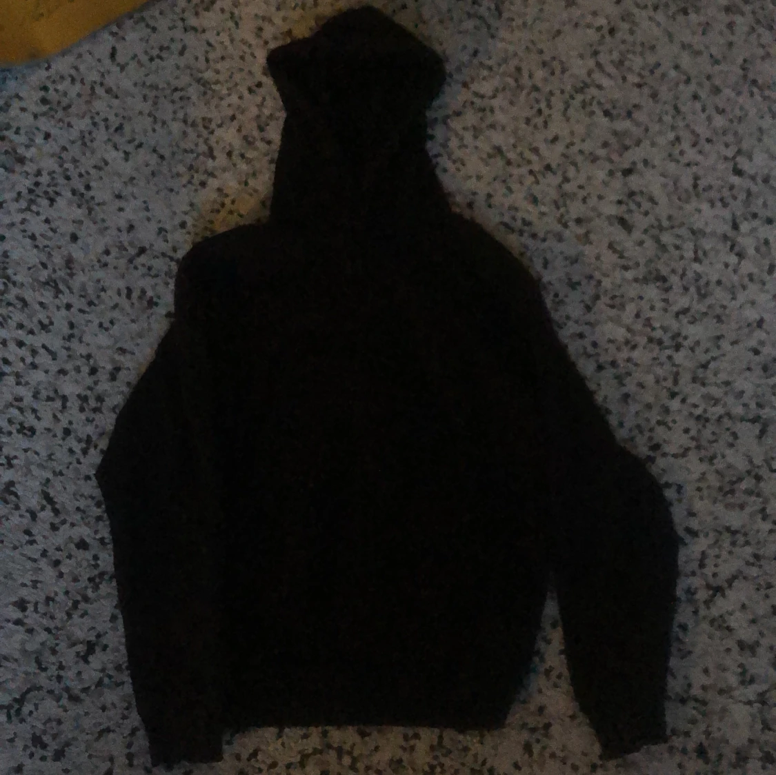 Svart hoodie från Weekday
