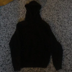 Svart hoodie från Weekday - Säljer en asfet svart Hoodie från weekday, perfekt nu inför vintern. 