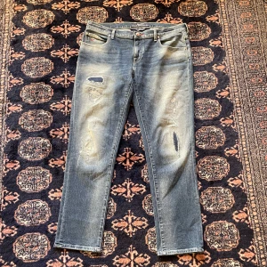 Blå jeans från Jacob Cohen - Säljer ett par snygga blå jeans från Jacob Cohen. De har en cool slitning på framsidan och en klassisk femficksdesign. Perfekta för en avslappnad stil med en touch av edge. Passar både till vardags och fest! Nästan helt nya, använd ca 5 gånger. Storlek 32🙌🏻                                                                        Mvh Doré.reselll