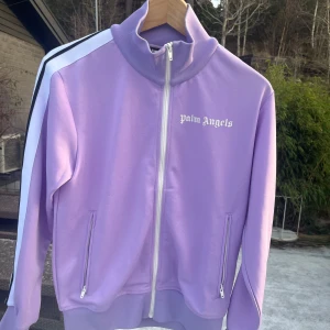 Palm angels tracksuit top - !!REP!! Lite små fläckar som syns på sista bilden. Den är använd en del men är i bra skick. Storlek S