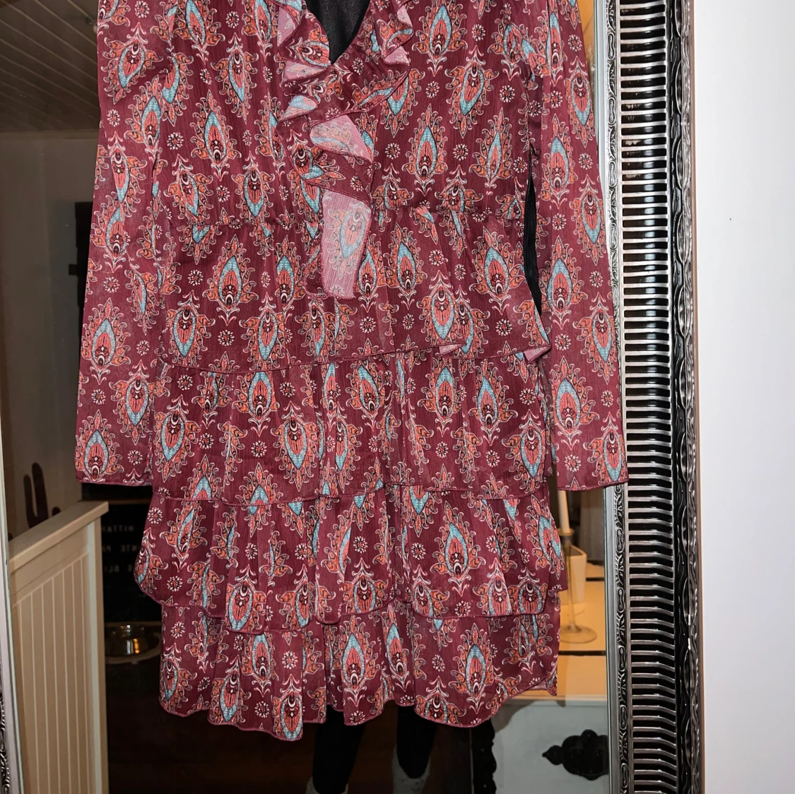 Mönstrad klänning med volanger - 90