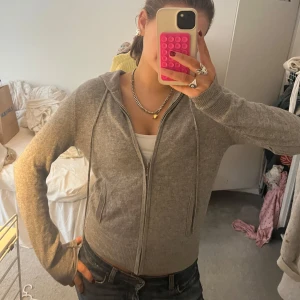 Soft goat zip up!! - Säljer min älskade soft goat Kashmir zip i jätte bra skick. Strlk xs men passar s