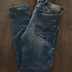 Säljer ett par snygga blå jeans från Replay i modellen Anbass. De har en klassisk femficksdesign och är i storleken 32/32. Hör av er vid frågor!