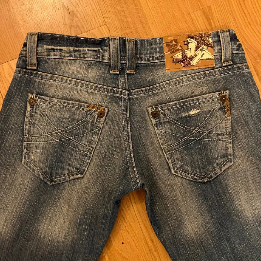 Säljer ett par skit snygga lågmidjade blåa jeans med as coola detaljer och slitningar som ger en vintage look. Helt oanvända och i perfekt skick. Passar till allt och perfekta nu till hösten. Säljer endast vid bra bud. Kom privat för måtten!🫶🏽. Jeans & Byxor.