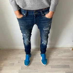 Jack and Jones slim fit jeans  - Tja! Säljer nu dessa snygga jeans med slitningar från Jack and Jones. Skick 9/10. Priset är förhandlingsbart. Tveka inte med att höra av dig om du har några frågor! 