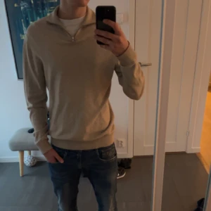 Half zip - Säljer nu denna half zip från jack and jones. Matrialet känns som merino ull. Skick: 9/10. Nypris: ca 500kr. Modell: 184cm 70kg. Skriv vid minsta fundering eller för fler bilder.