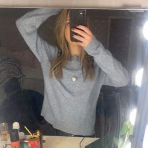 Blå stickad tröja - Säljer en supermysig blå stickad tröja. Den är väldigt använd och har en hel del nopprar tyvärr därav lågt pris vill gärna bara bli av med