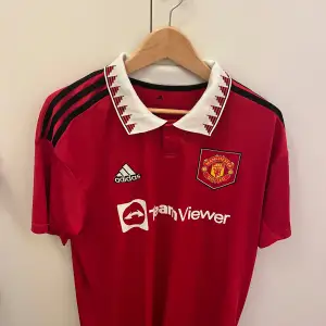 Säljer nu min united tröja från 22/23. Den är i bra skick då jag inte använt den så mycket