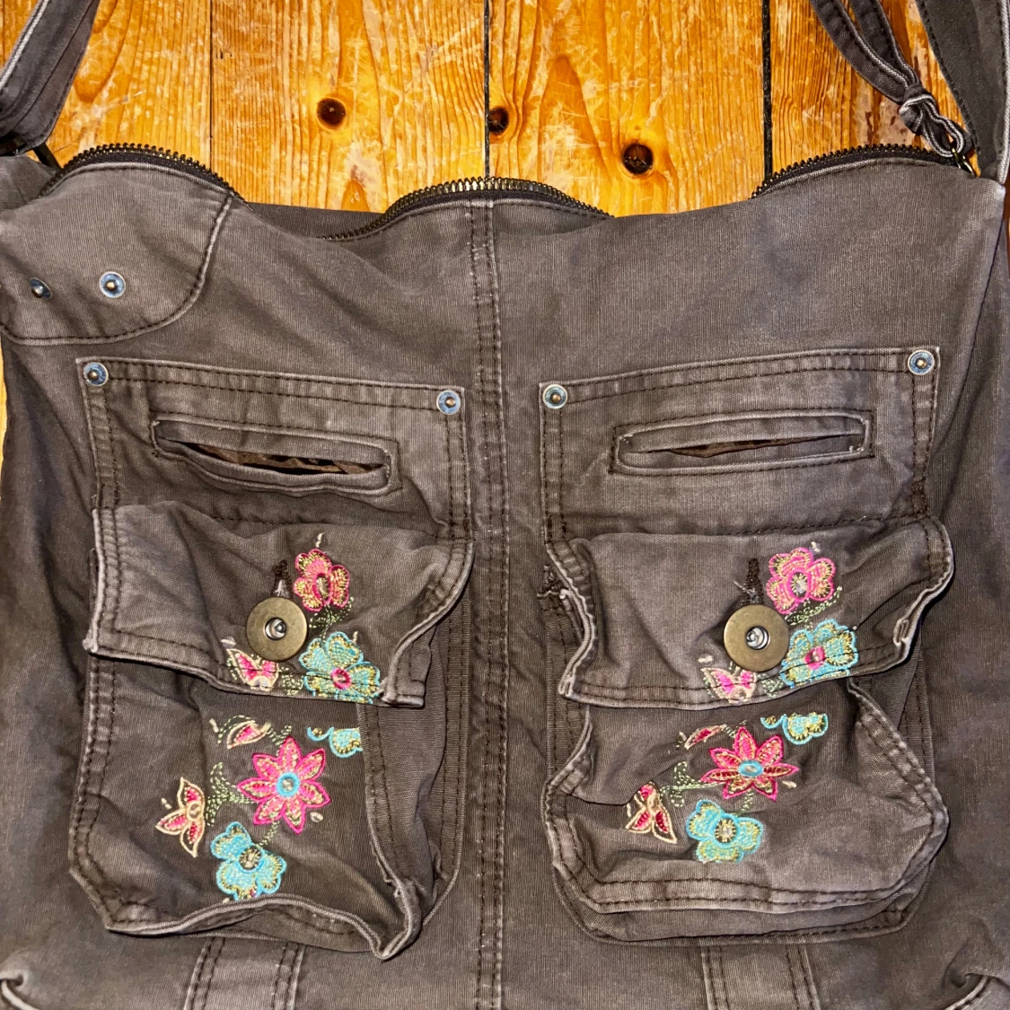 Brun axelväska med broderade blommor - 90