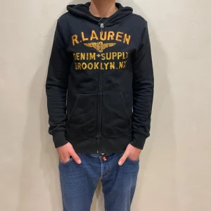 Ralph Lauren Zip Hoodie - Hej! Säljer nu min hoodie från märket Ralph Lauren, storlek S, bra skick modellen är 184cm och väger 70kg . Tveka inte på att höra av dig om du har frågor eller funderingar kring hoodien!