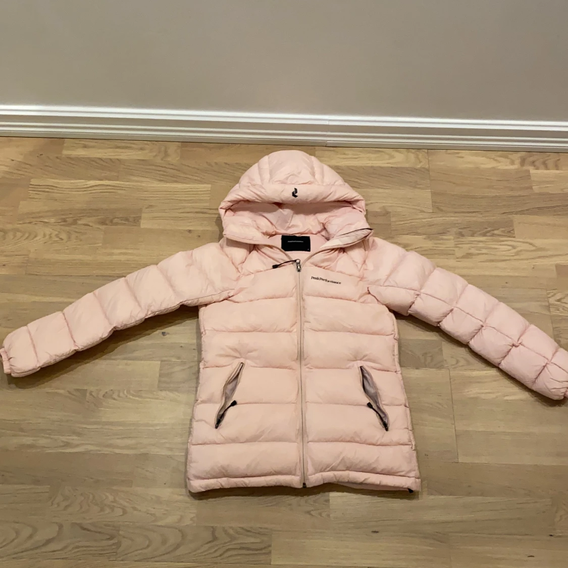 Ljusrosa dunjacka från Peak Performance