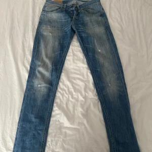 Dondup George  - Säljer ett par trendiga Dondup George i storlek 30. Jeansen sitter i bra skick då jag aldrig använd de.   Hör av er vid funderingar! 