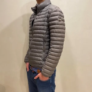 Colmar Jacka  - Hej! Säljer nu min jacka från märket Colmar, storlek 48/S, bra skick modellen är 184cm och väger 70kg . Tveka inte på att höra av dig om du har frågor eller funderingar kring jackan!