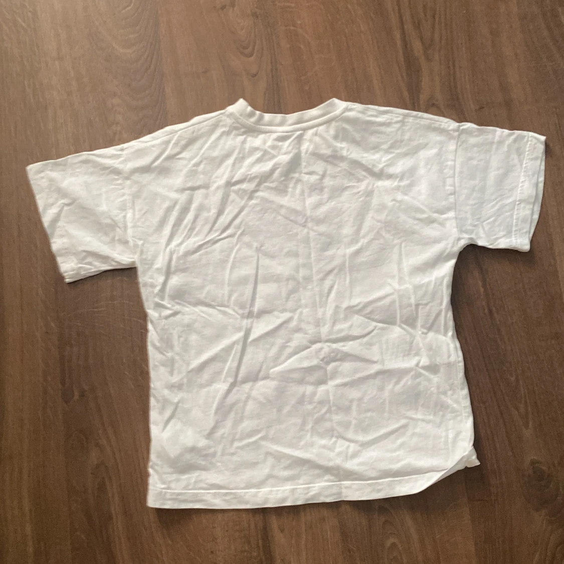 Vit t-shirt med lila tryck från Lindex Kids - 90