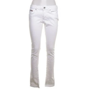 Vita jeans från Tommy Hilfiger  - Säljer ett par snygga vita jeans från Hilfiger Denim. De är low waist i midjan. Helt äkta!